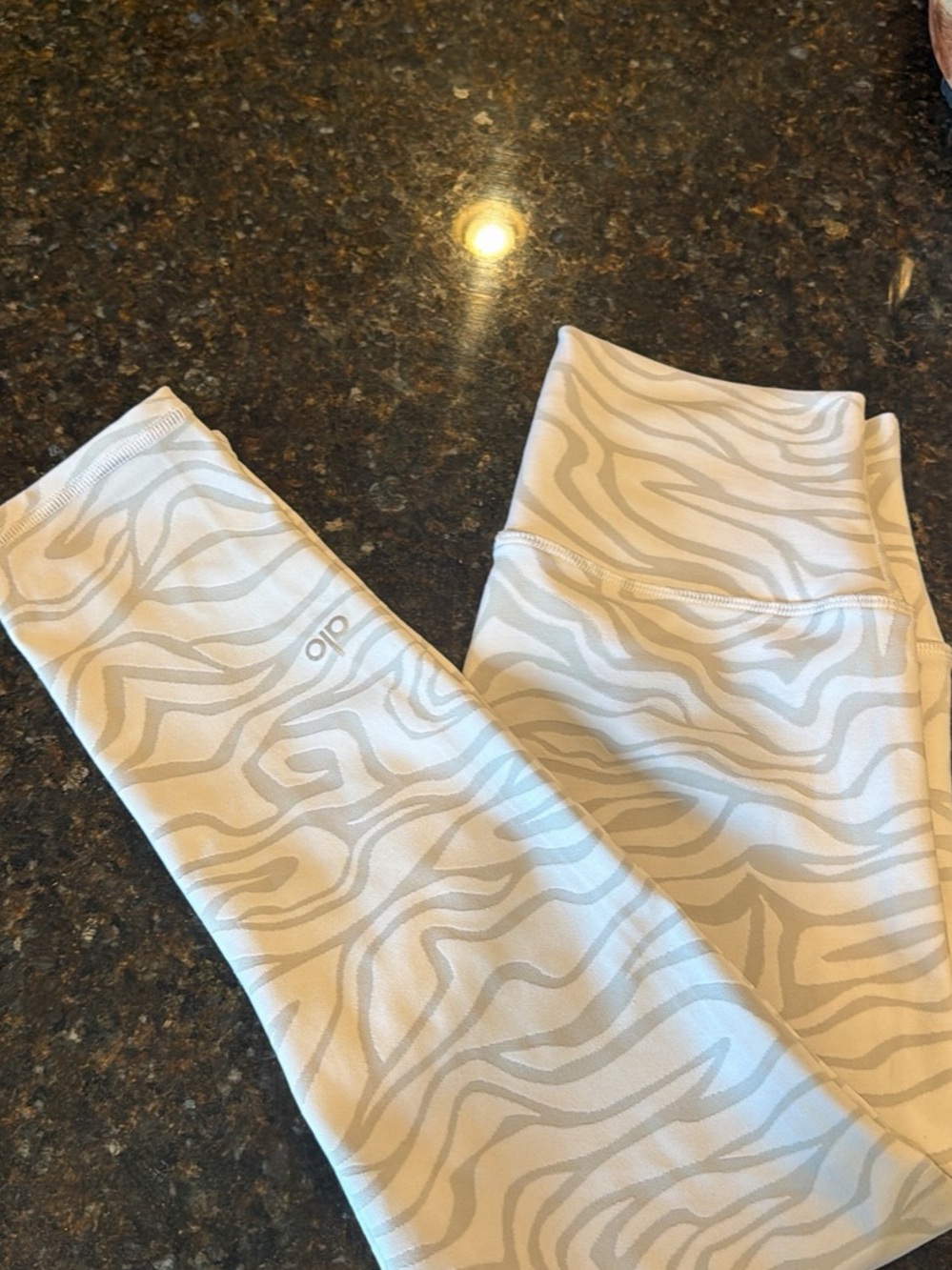 ALO Women Yoga High-Rise White Zebra Mid Leggings